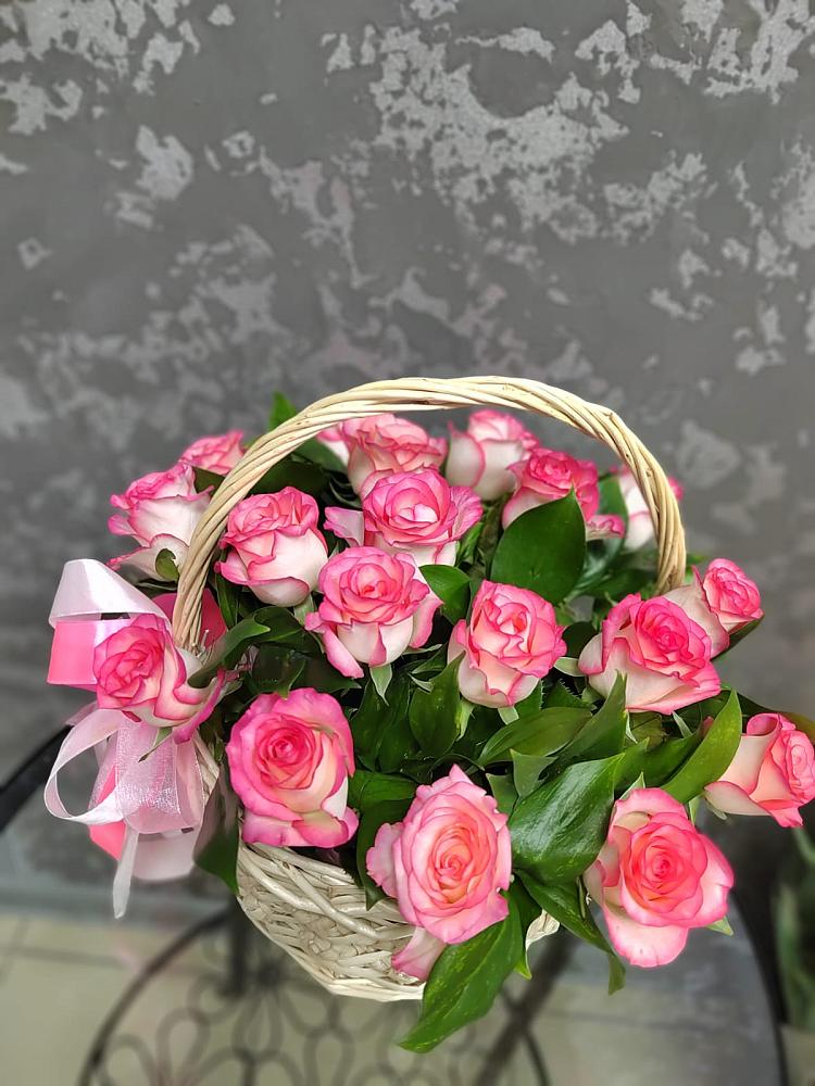 Цветочная композиция из Розы в корзине в Гирей