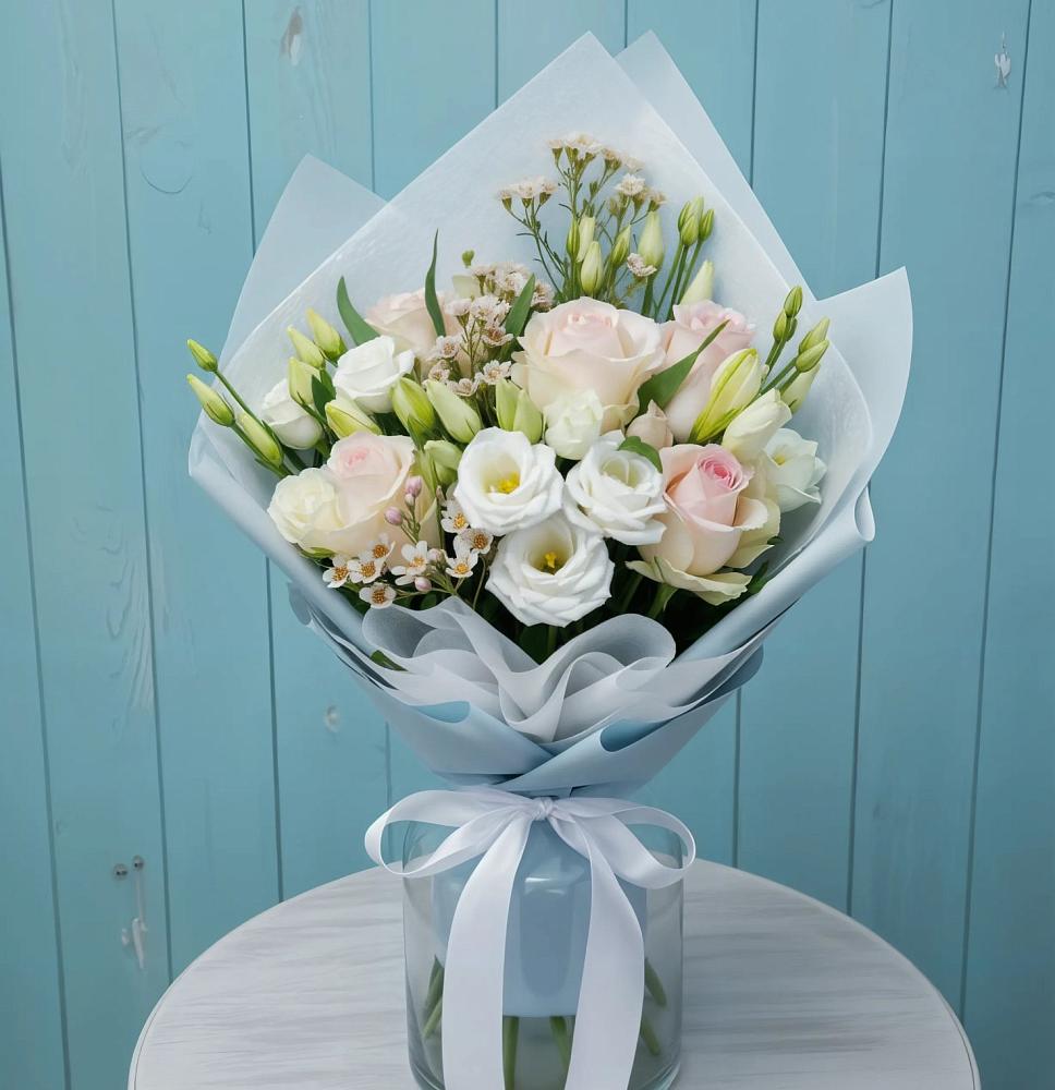 Букет цветов из: Розы и Лизиантусы в Гирей