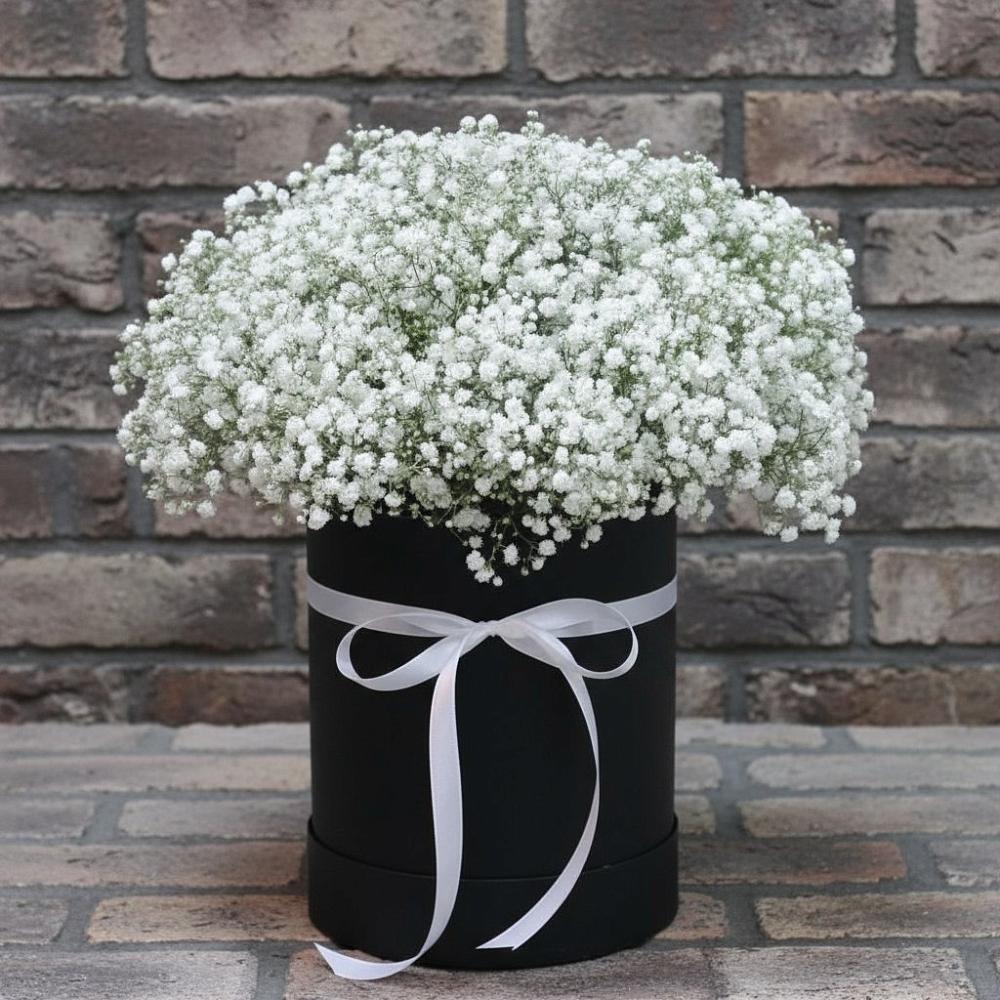 Цветочная композиция из Гипсофила в шляпной коробке в Гирей