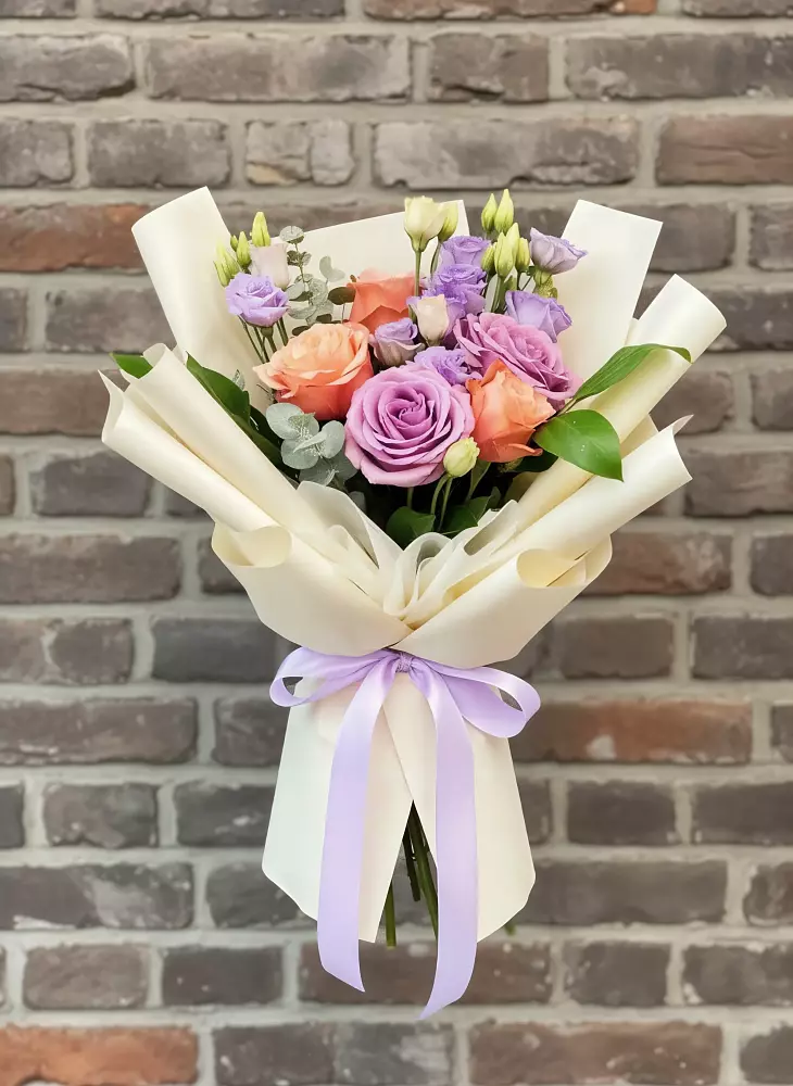 Букет цветов из: Лизиантусы и Розы в Гирей