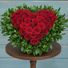 Цветочная композиция из Розы в виде сердца в Гирей