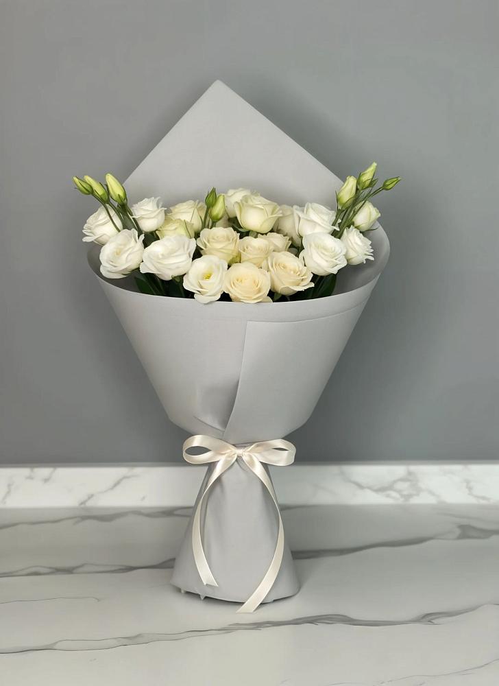 Букет цветов из: Розы и Лизиантусы в Гирей