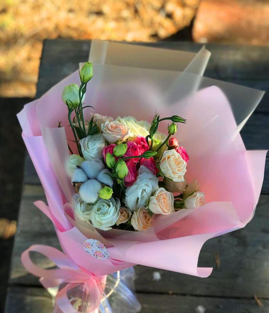 Букет цветов из: Розы и Лизиантусы в Гирей