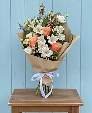 Букет цветов из:  Альстромерии, Лизиантусы, Розы и Хризантемы в Гирей