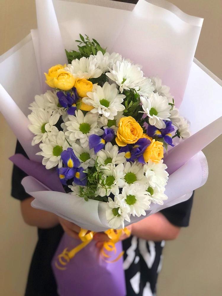 Букет цветов из: Ирисы, Хризантемы и Розы в Гирей