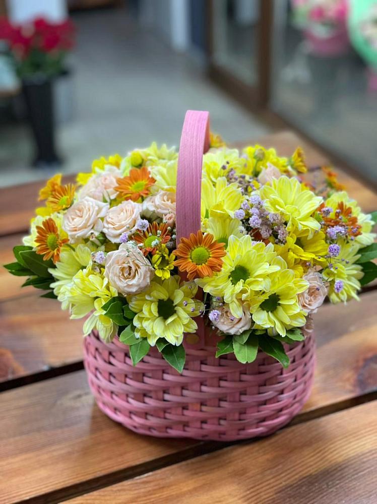 Цветочная композиция из Хризантемы и Розы в корзине в Гирей