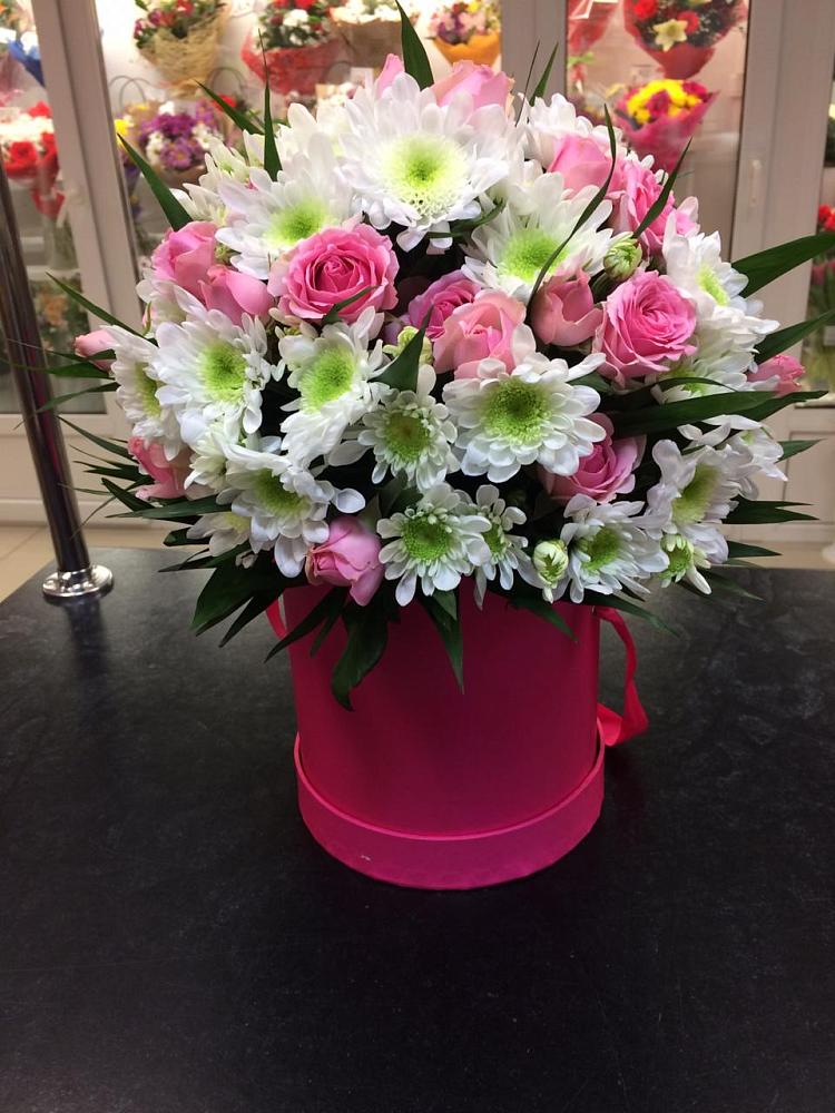 Цветочная композиция из Розы и Хризантемы в шляпной коробке в Гирей