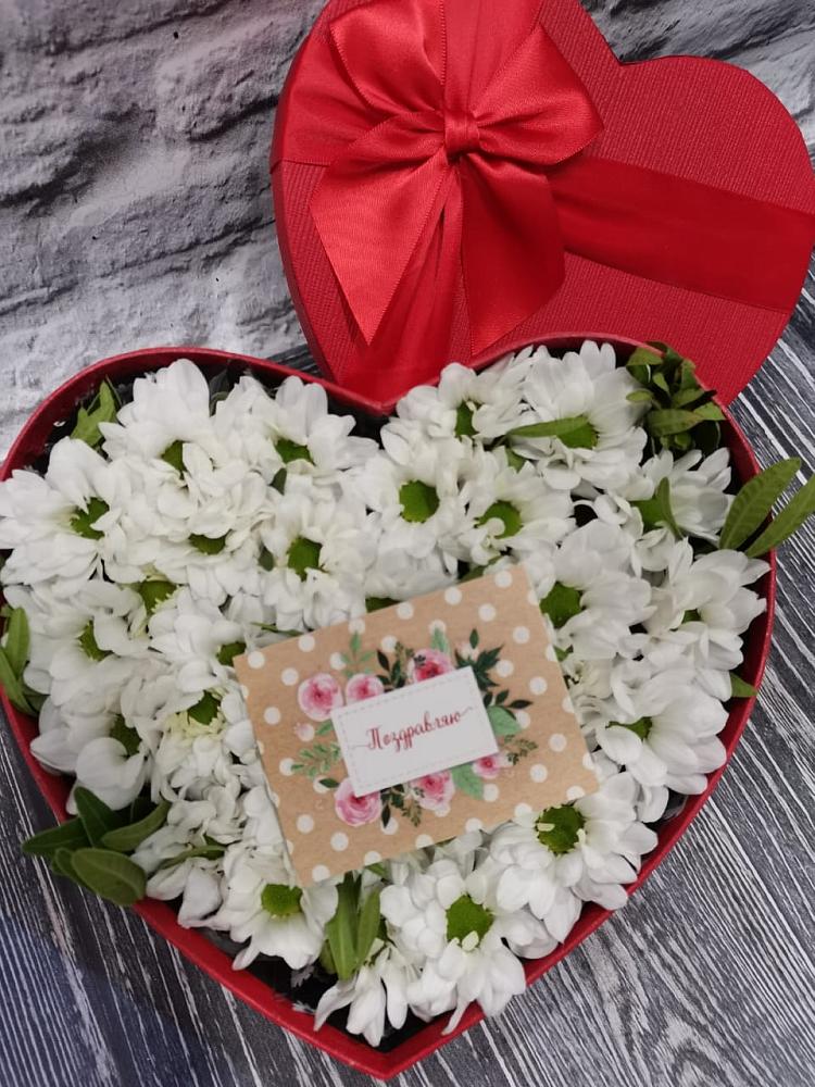 Цветочная композиция из Хризантемы в виде сердца в Гирей