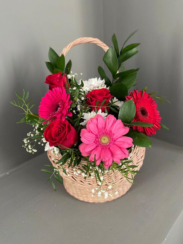 Цветочная композиция из Розы, Хризантемы и Герберы в корзине в Гирей