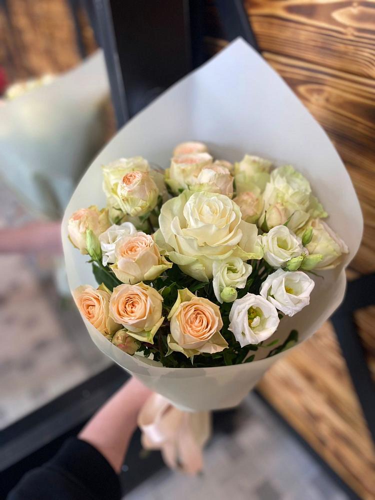 Букет цветов из: Розы и Лизиантусы в Гирей